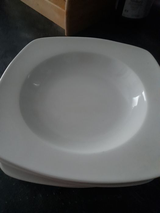 Pratos de sopa brancos436854760523048961
