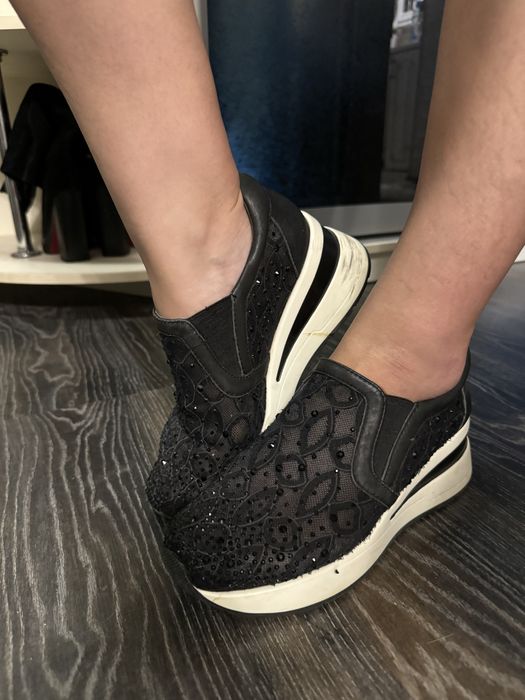 Продам кроссовки сетчатые