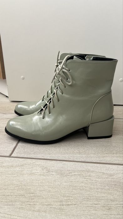 Демісезонні жіночі ботінки.Стан нових.