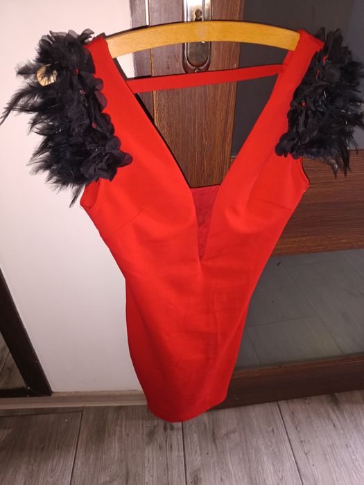 Czerwona sukienka z piórami S