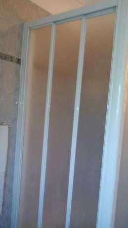 Cabine de duche, base e torneira