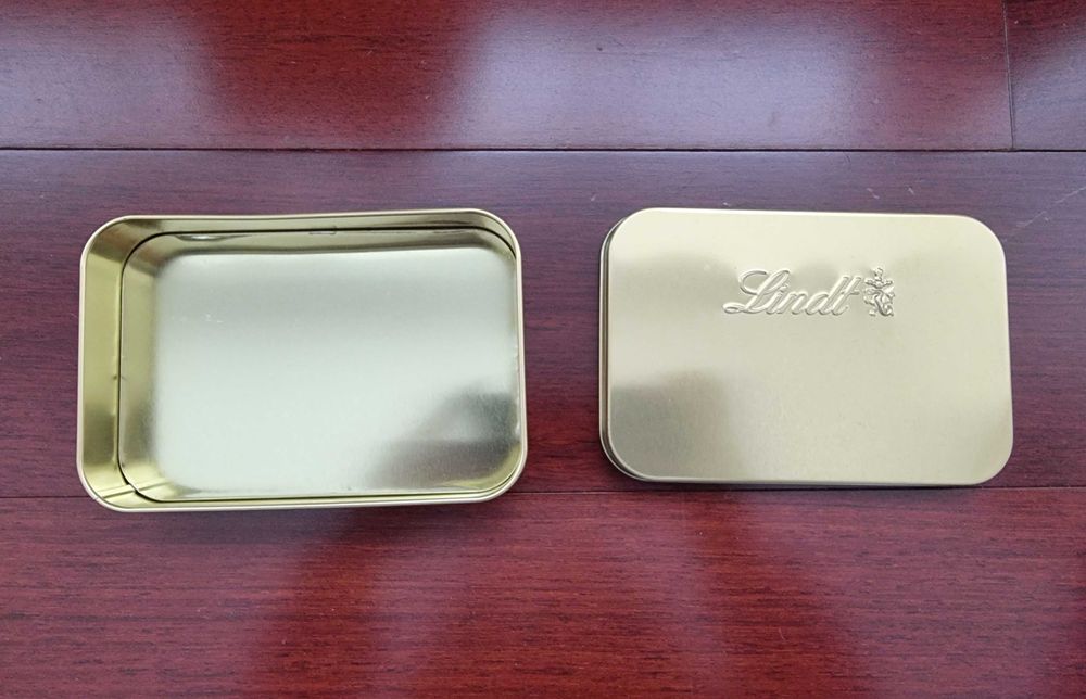 Caixa dourada metalizada Lindt