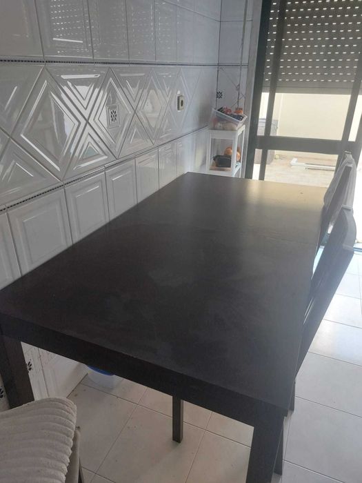 Mesa de jantar ofreço e cadeiras
