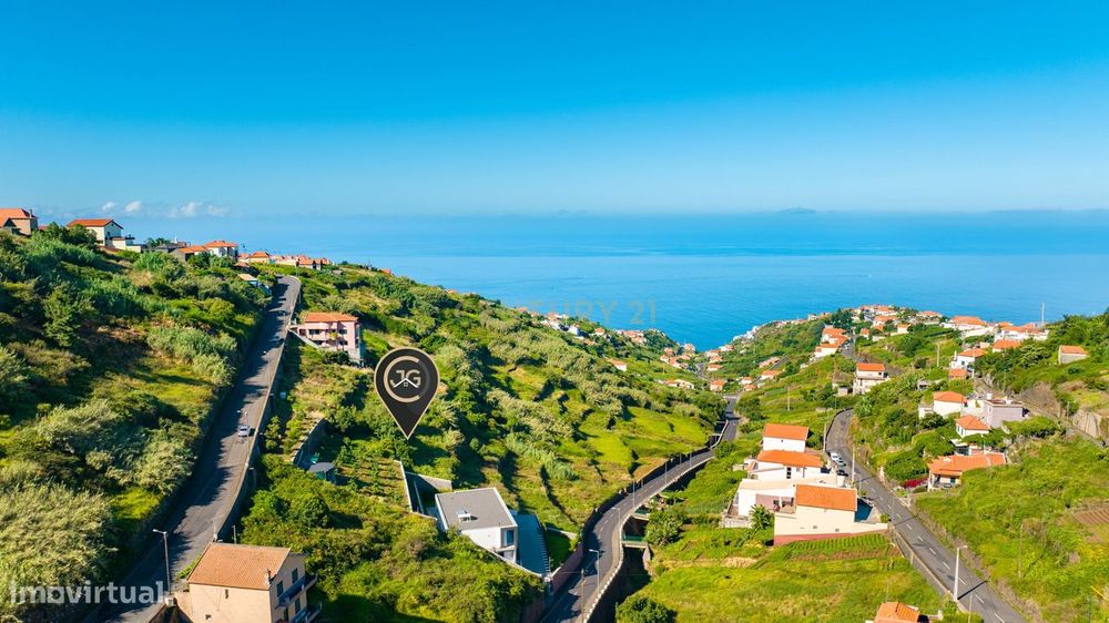Terreno Espaçoso e Ensolarado no Lombo de Atouguia, Calheta