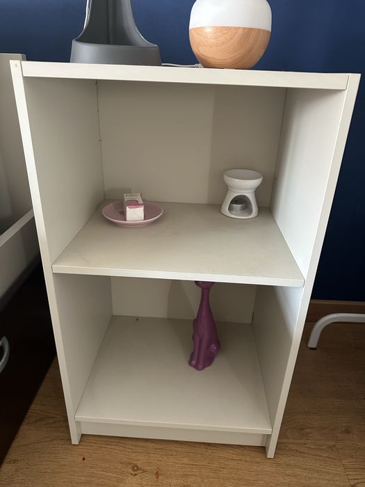 Cama completa com colchão, estrado, gavetas e mesa de cabeceira