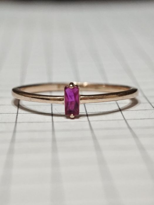 Золота каблучка, з червоним каменем, 585 проба.