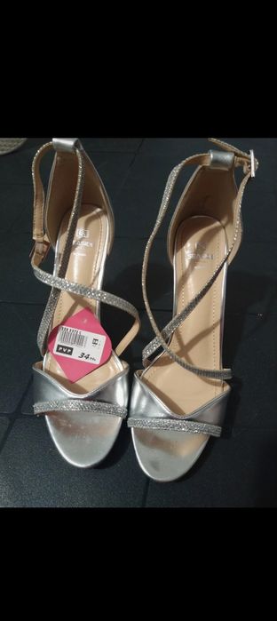 Sandálias prateadas tamanho 38