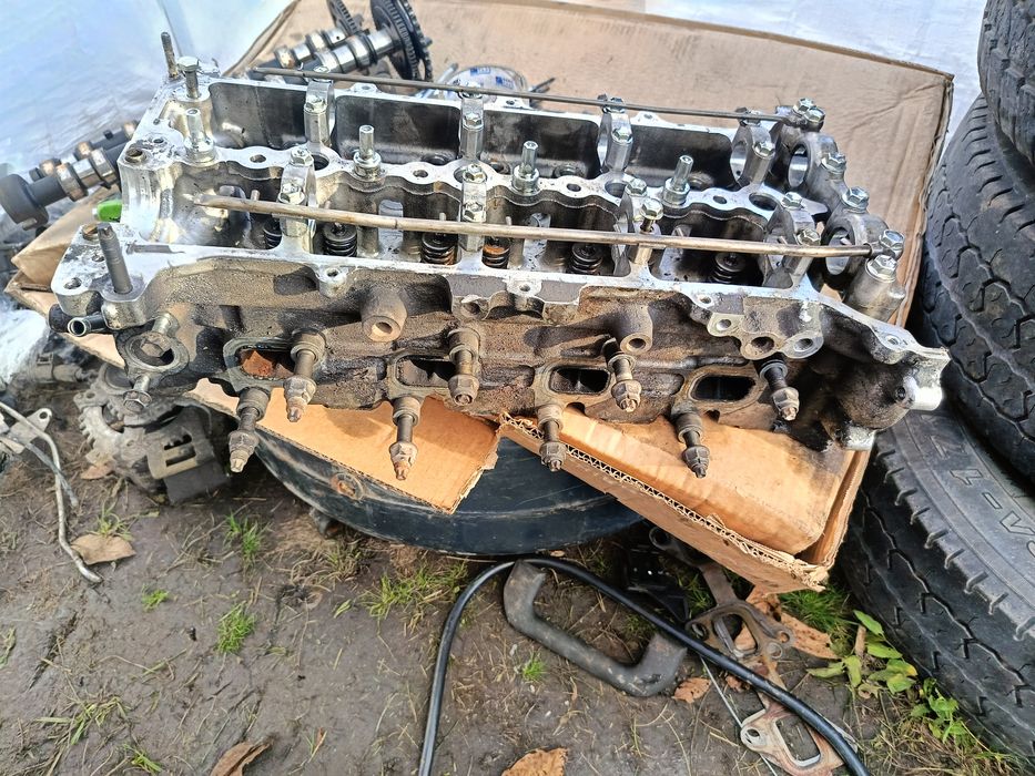 Голова двигун головка двигуна Toyota Avensis T25 D-4D 2.0 дизель
