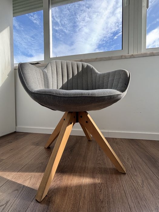 Cadeira cinza confortavel