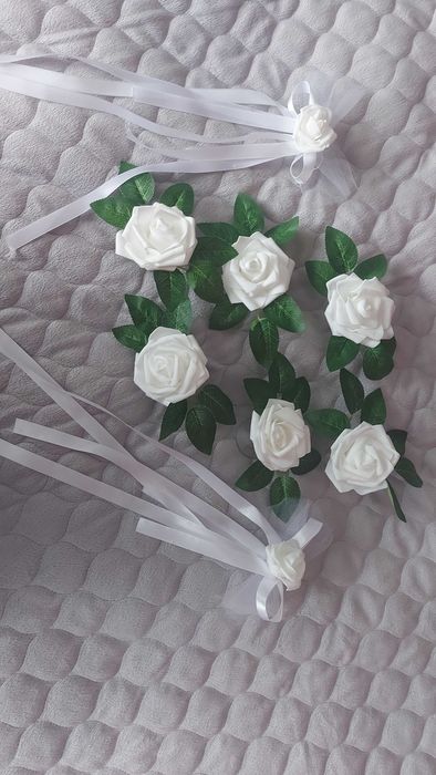 Dekoracje na auto ślub  6 kwiatków na przyssawkach plus 4 kokardki