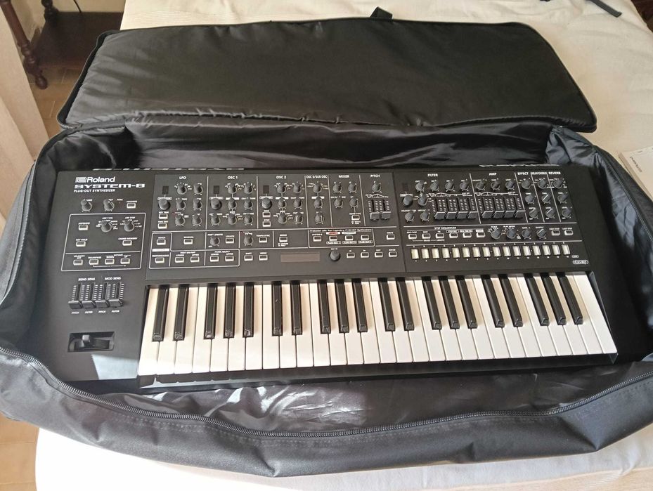 Roland SYSTEM-8 Como Novo + Case | €1.200