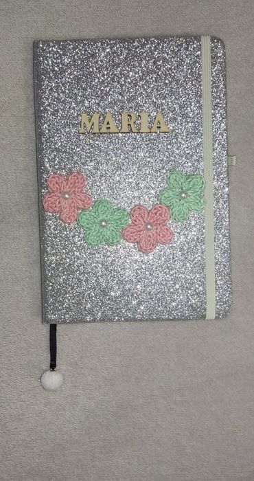 Capa de caderno personalizada em tricotin