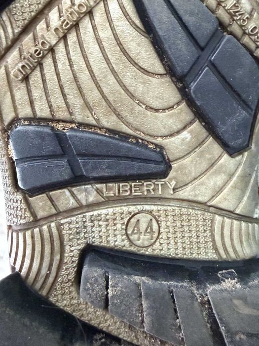 Подарую зимові черевики чоловічі