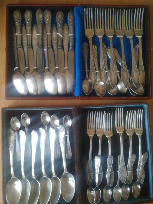 Антикварный мельхиоровый набор столовых приборов: ложки ножи вилки