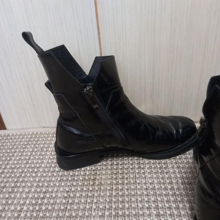 Продам полусапожки  лакированная кожа,  демисезонные. Размер 38