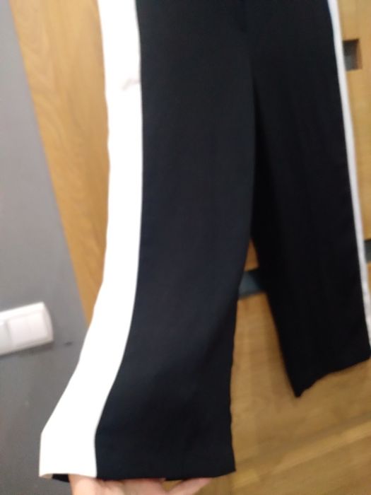 Fajne spodnie z szeroką nogawka New Look rozm S