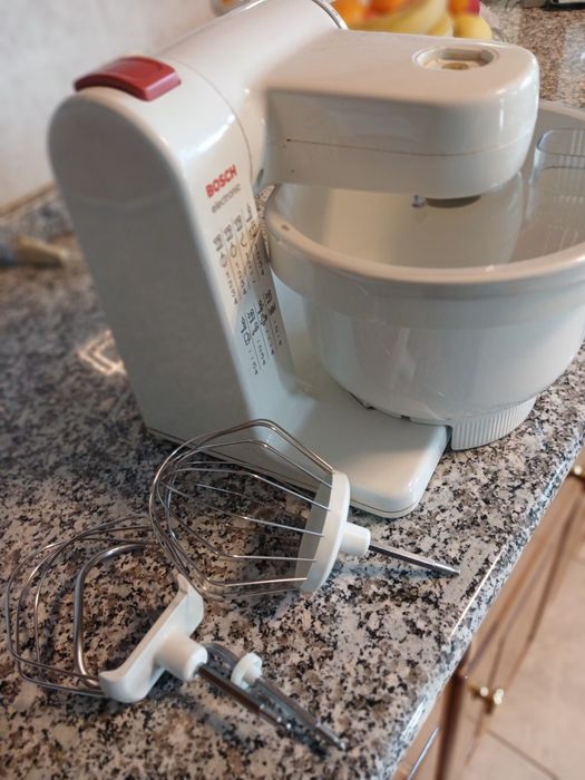 Batedeira Bosch  pouco uso a trabalhar perfeitamente  em muito bom est
