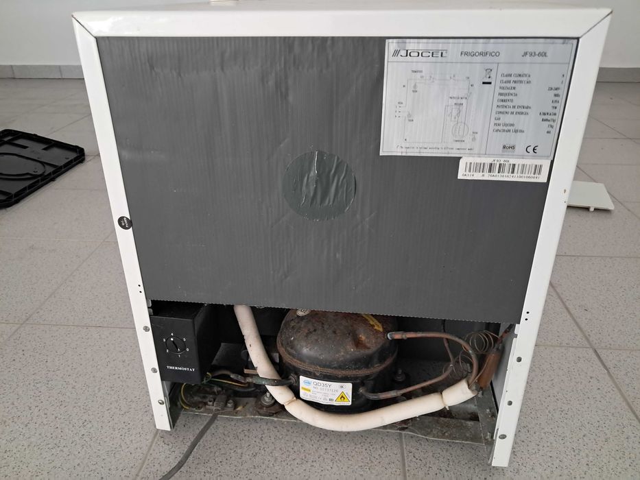 Frigorifico com congelador (46L)    50€