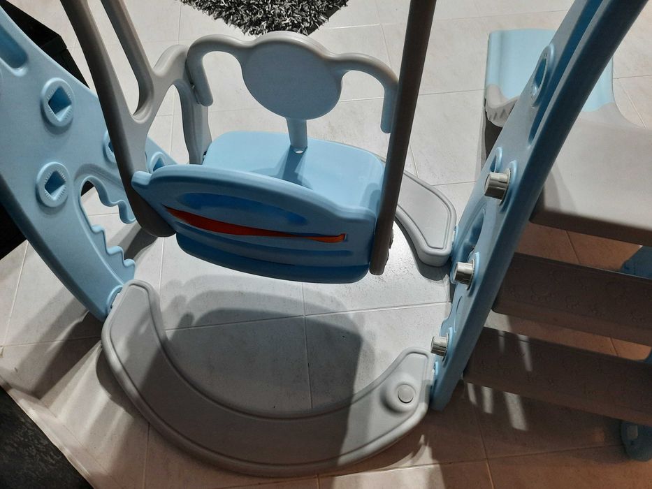 Baloiço e escorrega para crianças