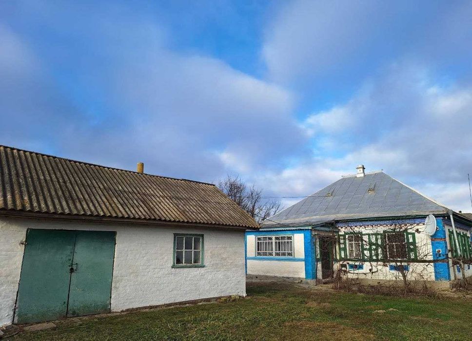 Будинок, літня кухня, гараж, центр, земельна ділянка.