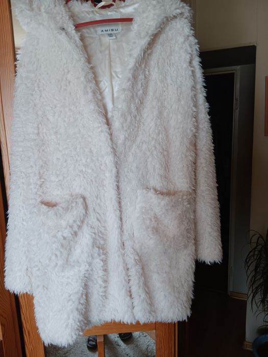 Futerko kolor biały z kapturem na podszewce  rozmiar s/m  długość prze
