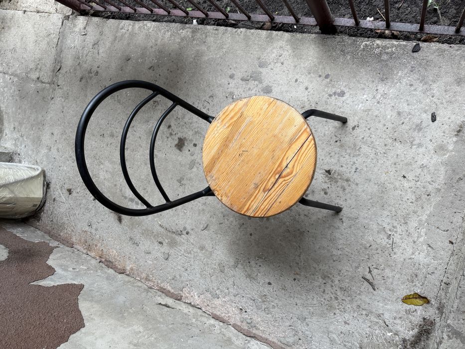 Ствльці металеві з деревяною сідушкую