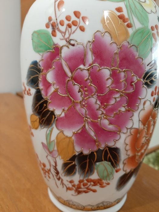 Jarrao em Porcelana com motivos orientais
Pintado com relevo
Medidas aprox: Altura 30.7 cm x largura 14 cm 
Friso com desgaste
