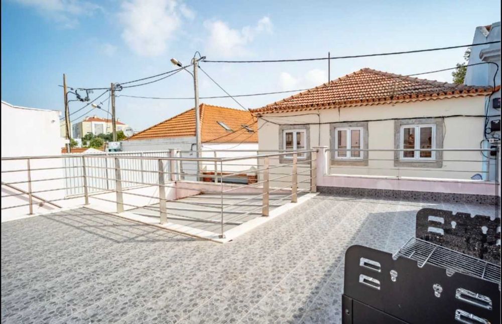 Quarto c/ WC priva. Monte da Caparica - Perto de Faculdades FCT e Egas