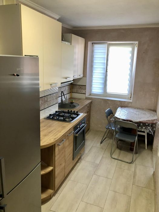 Здається однокімнатна поруч центр міста.