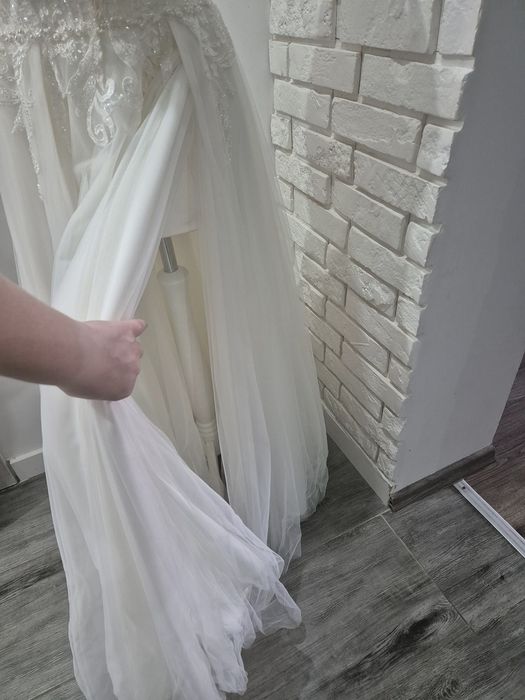 Suknia ślubna w kolorze ivory z rozporkiem