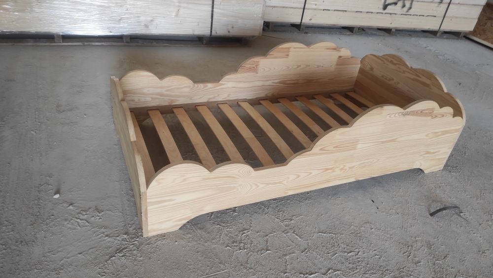 Cama de criança em madeira nuvens
