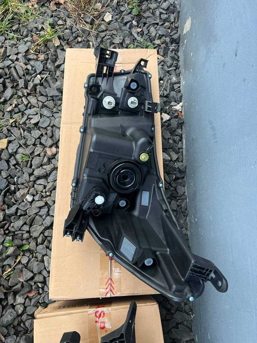 Фара передня Toyota Hilux 2015-2022 року