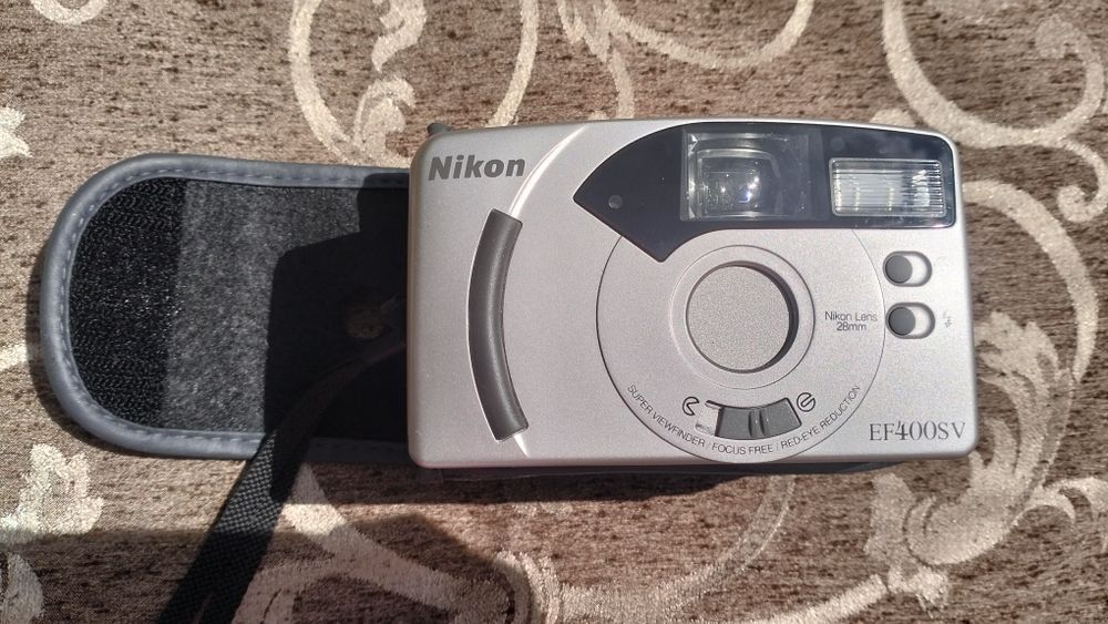 Плівковий фотоапарат Nikon EF400SV (формат 35 мм) з фіксованим ширококутним об'єктивом 28 мм