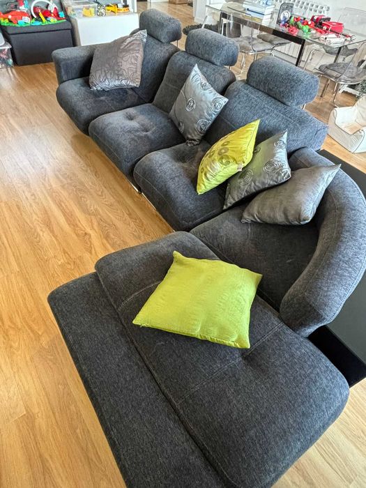 Sofá com chaise longue Cinza escuro com mesa de supporte