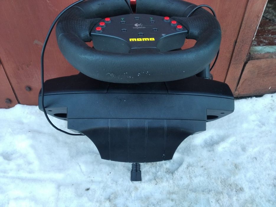 Игровой руль MOMO Logitech.