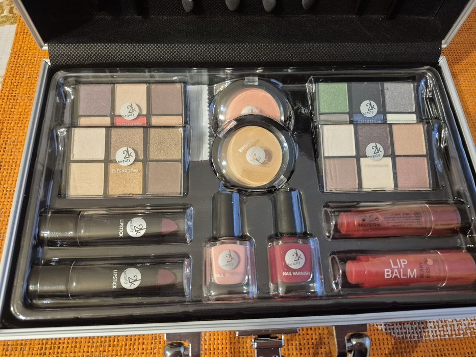 Kuferek z kosmetykami do makijażu