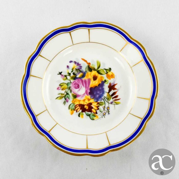 Prato em porcelana Vista Alegre, pintado à mão