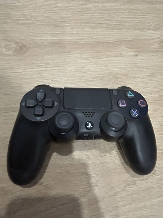 PlayStation 4 pro Inclui 1 comando e 4 jogos