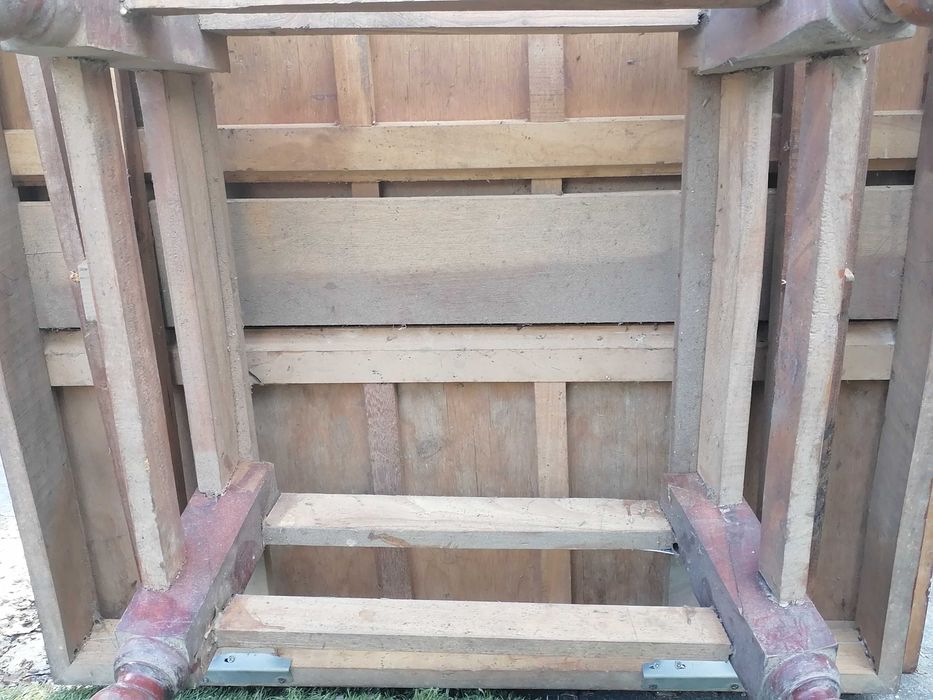 Mesa de madeira em bom estado