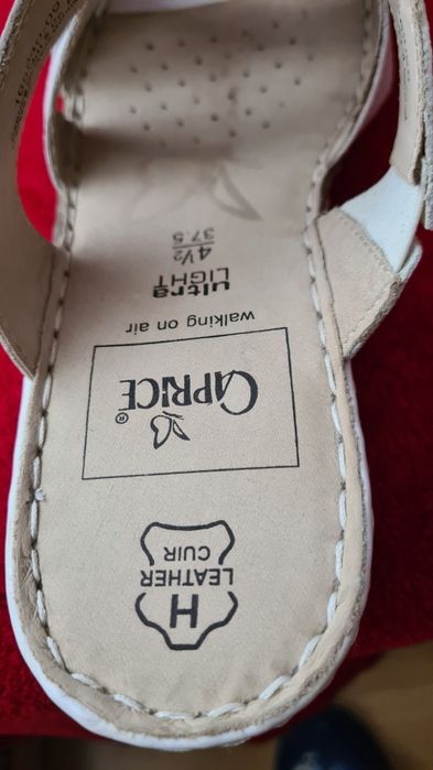 Skórzane klapki 37,5 na koturnie Caprice