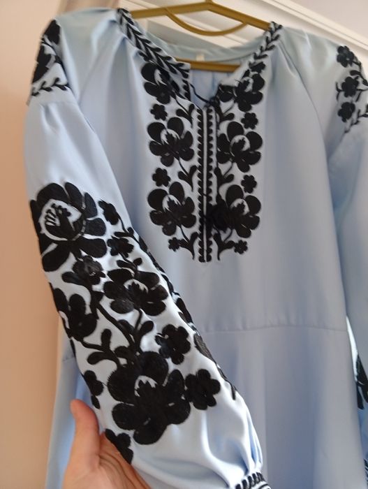 Сукня з машинною вишивкою