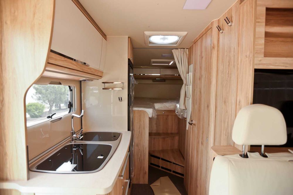 Wynajem NOWY LUKSUSOWY Kamper Mercedes  / 4 Osobowy