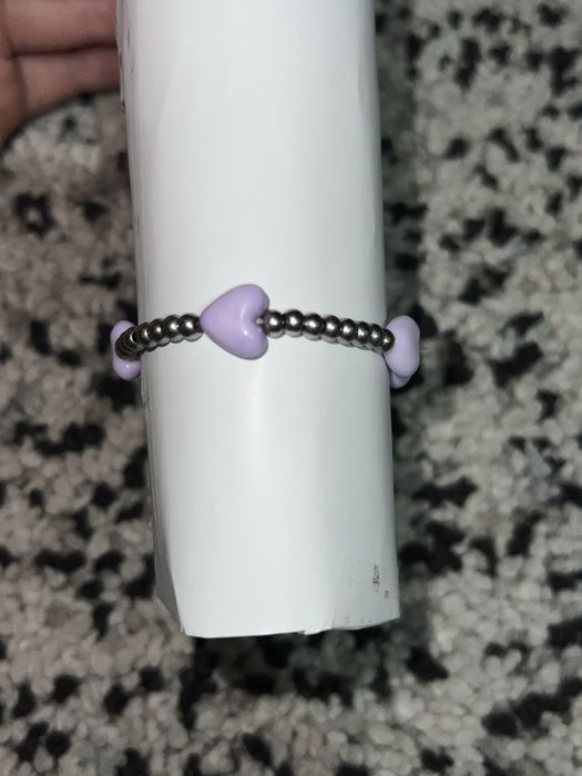 Pulseira artesanal pretada col corações lilás