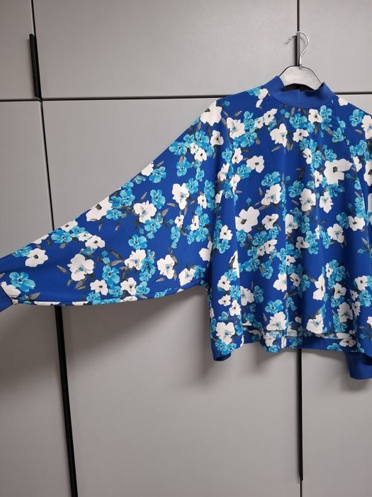 Niebieska bluzka w kwiaty rozmiar XL krój nietoperza