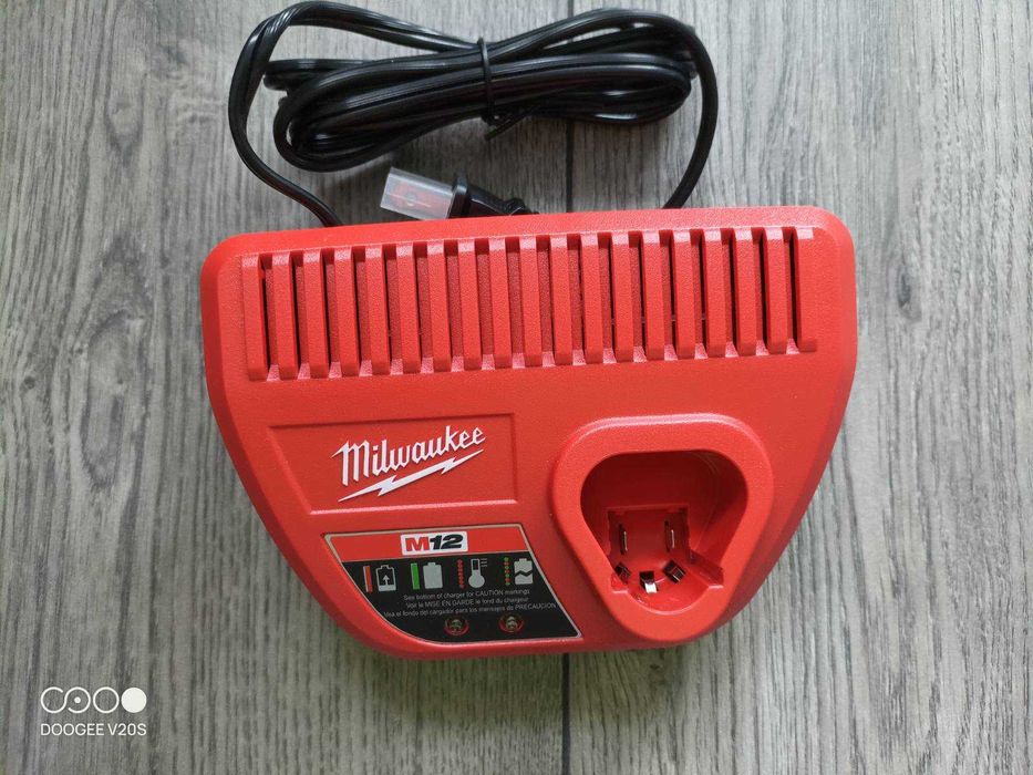 Розпродаж! Зарядні пристрої Milwaukee 48-59-2401 m12