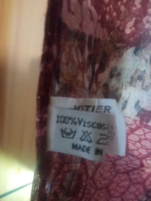 Продаю хустину жіночу в. Катіеr майже нову 1.5м на 90см.