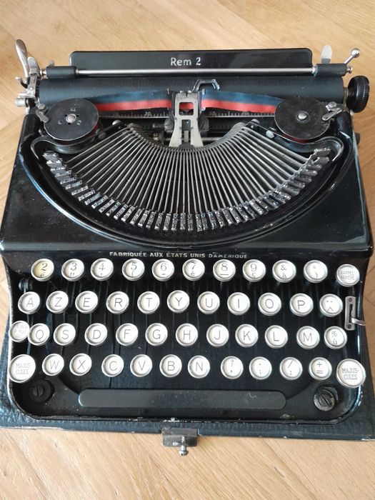 Maszyna do pisania Remington Portable Model 2 francuskim układem klawiatury AZERTY z etui