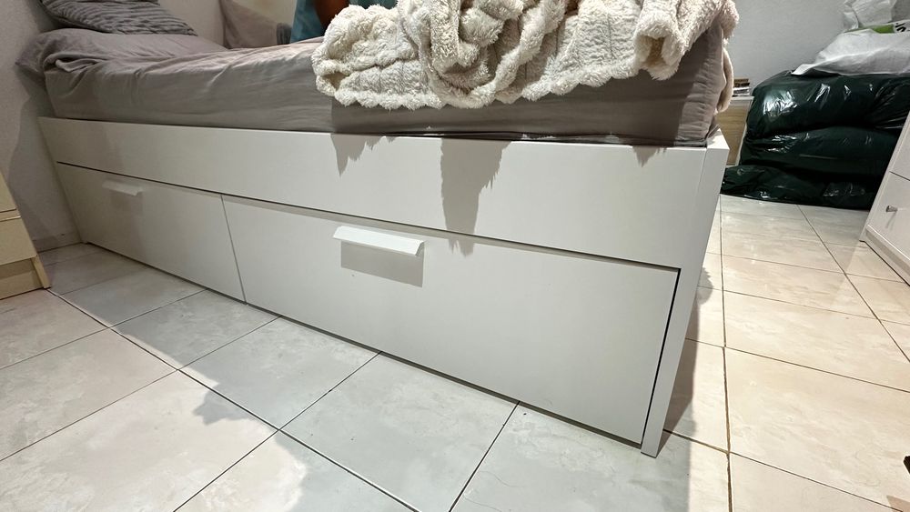 Cama com arrumação e colchão
