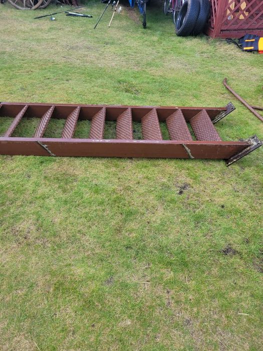 Solidne schody metalowe, warsztatowe, techniczne – blacha ryflowana