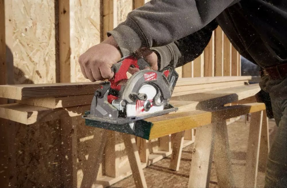 Безщіткова циркулярна пилка 165мм Milwaukee 2833-20 M18 FUEL